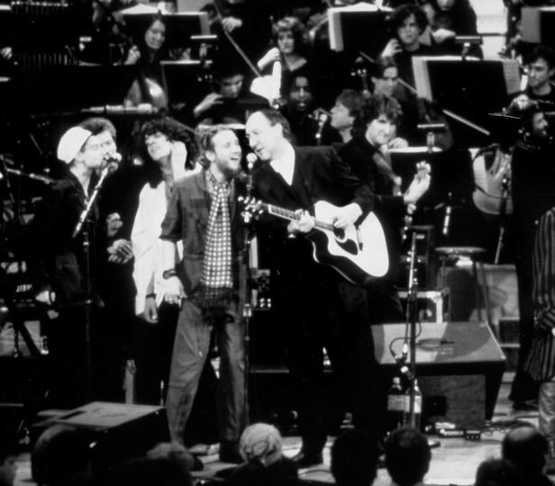 茱莉亚管弦乐团与罗杰·达尔特雷演出的档案照片(黑白), Alice Cooper, 琳达·佩里, 皮特汤森, 克里斯·巴伦, 大卫·桑伯恩, 和辛·奥康纳
